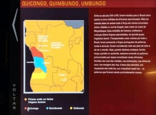 A interface do dispositivo digital nas Palavras Cruzadas, com ramificação fixa e poucas op-ções de escolha, Museu da Língua Portuguesa, São Paulo