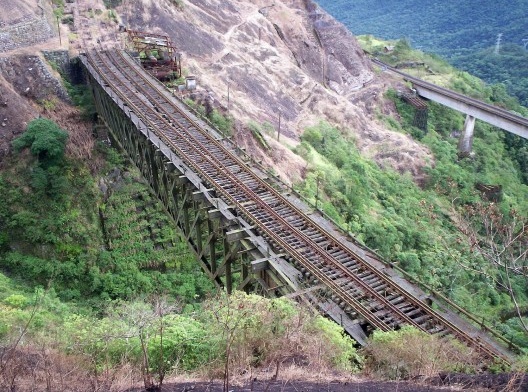 Acima, quarto patamar do segundo sistema funicular e terceiro patamar do primeiro sistema funicular na época de operação; abaixo, situação do local em 2007