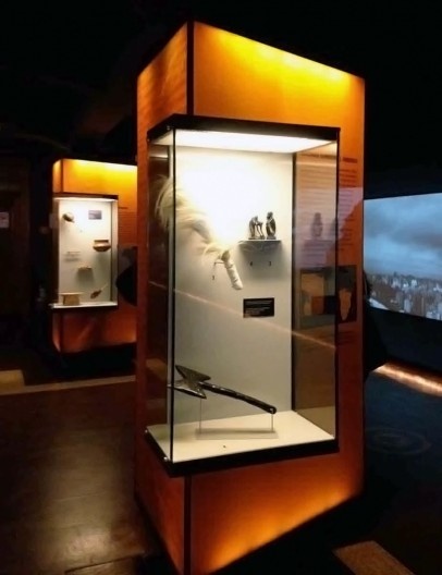 O totem das Palavras Cruzadas, com seus diferentes meios e modos de representação e comunicação, Museu da Língua Portuguesa, São Paulo