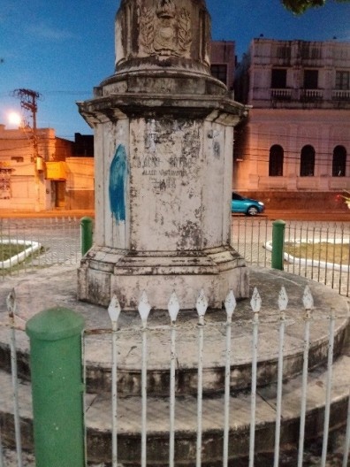 Inscrição no monumento ao Imperador D. Pedro II: “Aqui estou por longos anos, oh viajante, lembrando a viagem até aqui do excelso Pedro, elevando o nome dele às alturas”