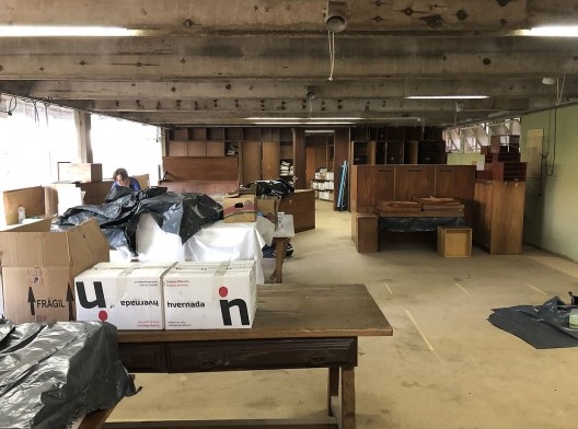 Residência e Escritório do Arquiteto, 1971, arquiteto Hans Broos. Vista do interior do escritório registrando atividades de organização do acervo