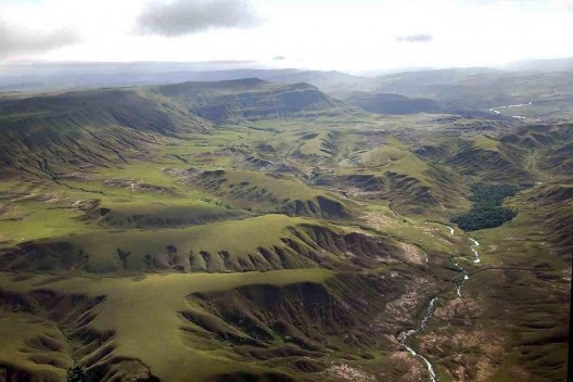 Norte de Roraima. Relevo da região perto dos tepuis com riacho
