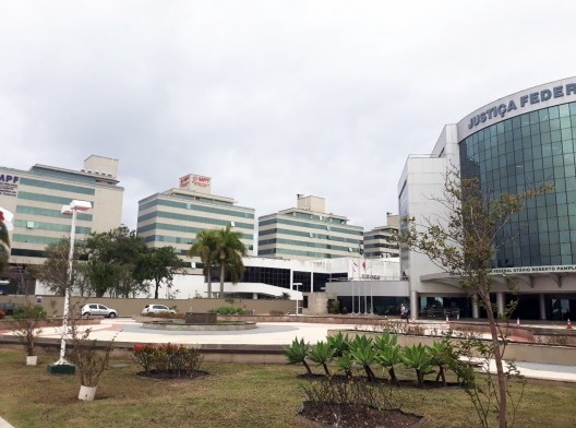 Edifícios sede da Justiça Federal de Santa Catarina e torres do Ministério Público Federal e Ministério Público do Trabalho: construções de alto padrão construtivo, às margens da avenida popularmente conhecida como Beira Mar Norte