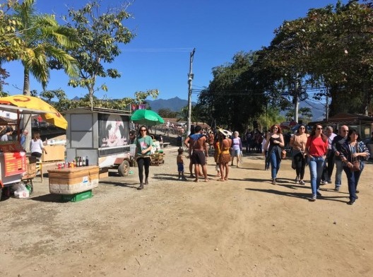 Bancas informais, turistas e moradores locais, Paraty durante a Flip