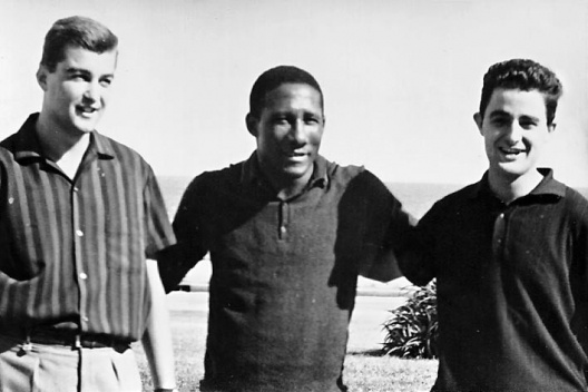 Enrique Benech, Djalma Santos e Héctor Vigliecca na Rambla de Montevideo, diante do Hotel Columbia, 1964