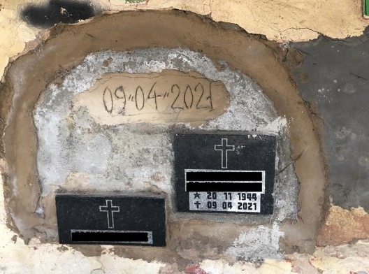 Cemitério São João Batista. Detalhe de carneiro ao sopé da capela