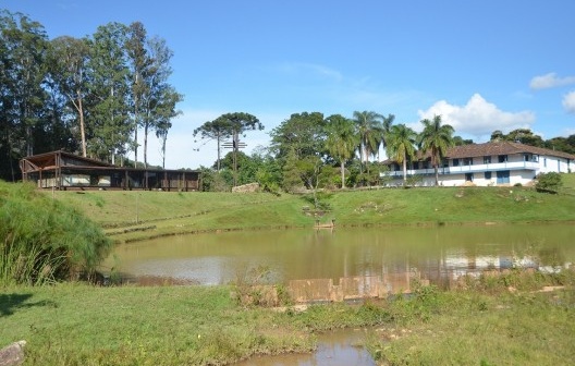Capela de Santana ao Pé do Morro e a sede da Fazenda à frente