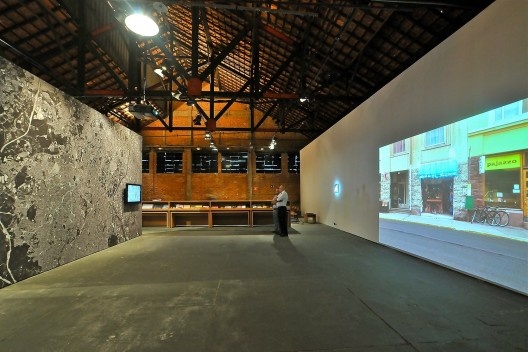 Gisela Motta & Leandro Lima, Buraco. Exposição Território de Contato, Sesc Pompeia, 2012