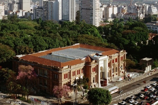 Liceu de Artes e Ofícios, São Paulo, 1900. Arquitetos Ramos de Azevedo e Domiziano Rossi. Pinacoteca do Estado, reforma dos arquitetos Paulo Mendes da Rocha, Eduardo Colonelli e Weliton Ricoy Torres, 1993