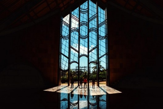 Igreja do Ressuscitado que Passou pela Cruz, banco singular, Aquiraz CE, 2013. Arquiteta Janice Dantas Maçol / Stalero