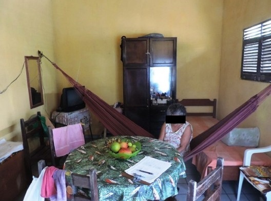 Exemplar de unidades habitacionais que recorrem à estratégia da sobreposição de funções perante a disposição de pequenos cômodos