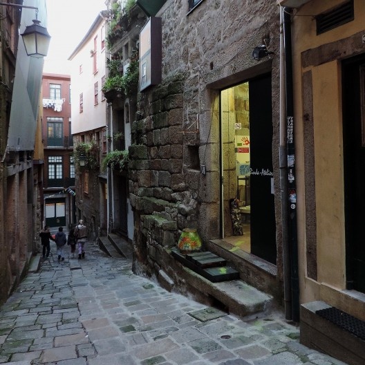 Porto, rua de Santana, Morro da Sé, casario e espaços públicos reabilitados pelo CRUARB, onde prevalecem moradias populares surgem novos comércios instalados recentemente nos pavimentos térreos