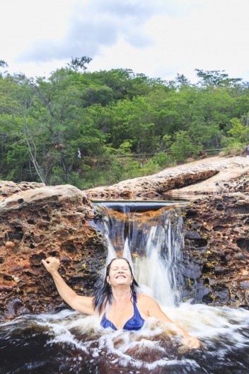 Banhista em um dos poços – e das cascatas – do Serrano