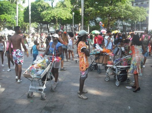 Fig. 3 – Situação não tão incomum: concentração de ambulantes com seus produtos – de diversos tipos – ancorados em carrinhos de bebê, no Carnaval de 2013, em Salvador.
