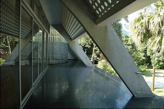 Elementos de apoio inclinados. Residência Leonel Miranda, Rio de Janeiro, 1952. Oscar Niemeyer