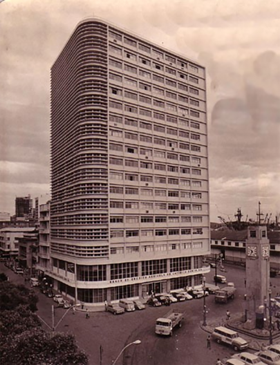 Edifício Rural Bank e relógio: foto anterior à reforma da praça Oito de Setembro