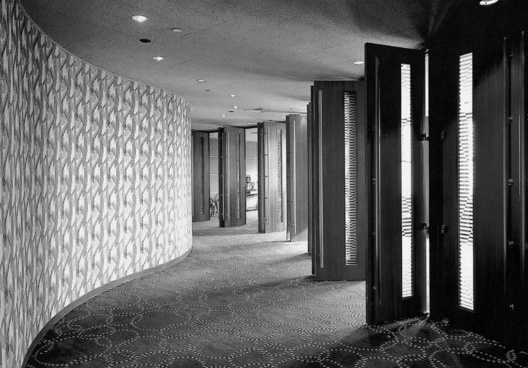 Larsen Design Studio, foyer da Rainbow Room, estampa em padronagem geométrica nas paredes e no piso, Rockfeller Center, Nova York, 1996