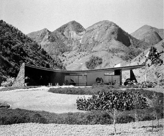 Casa Cavanelas, 1954, arquiteto Oscar Niemeyer e paisagista Roberto Burle Marx. A arquitetura e paisagismo reinterpretam as regras ambientais biológicas e geológicas