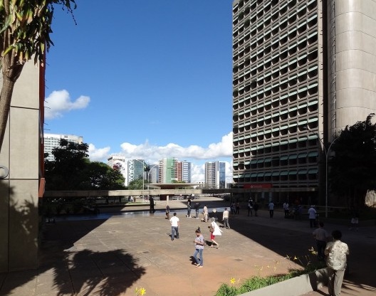 Espaço público entre dois edifícios projetados por Lelé no SCS