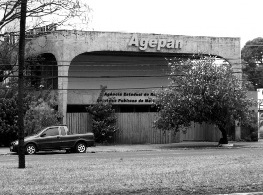Vista frontal da Residência Antônio Barbosa de Souza, projeto de Vilanova Artigas, de 1974. Localizada na Av. Afonso Pena, a principal de Campo Grande-MS