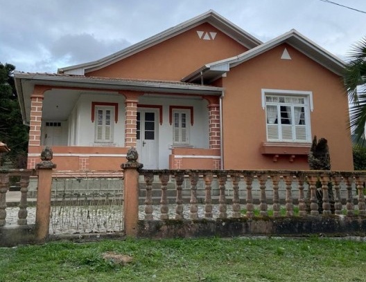 Residências populares térreas: três volumes. Corpo principal, volume projetado e varanda em “L” com telhado. Localização: Estrada Geral, Bom Retiro