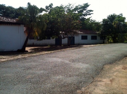 O belo casarão que antes era um restaurante na frente do lago, hoje está aberto entregue ao vandalismo