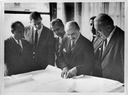 Lucio Costa e Mies van der Rohe (à direita)