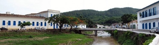 Perspectiva do Rio Vermelho. À margem esquerda, hospital de Caridade; ao centro vê-se a ponte do Carmo. Enquadrando a paisagem, vê-se parte da Serra Dourada