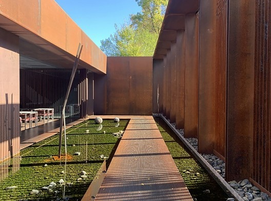 Museu Soulages, varanda do restaurante, França, 2014. RCR Arquitectes