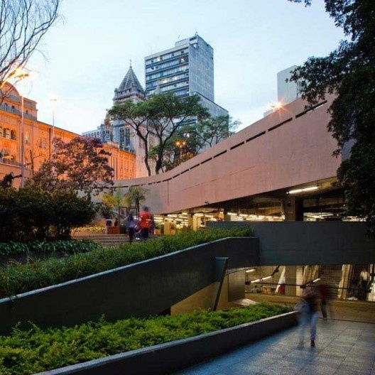 Estação São Bento de metrô, linha 1, São Paulo. Marcello Fragelli (coordenador) e equipe de arquitetos