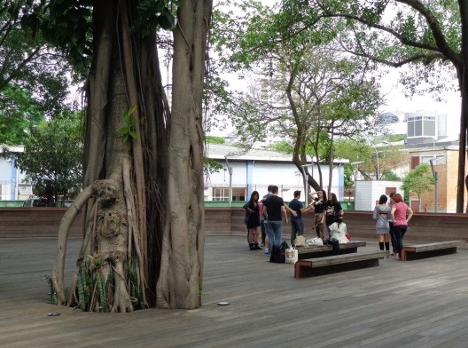 O deck sendo usado por frequentadores num sábado