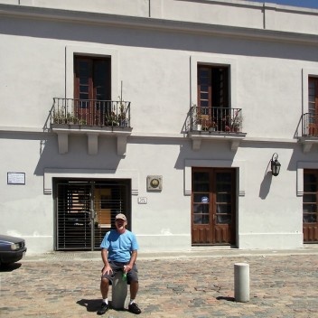Mauro Ferreira diante de prédio adaptado a moradias da população de baixa renda por cooperativa habitacional por ajuda mútua, região portuária de Montevidéu