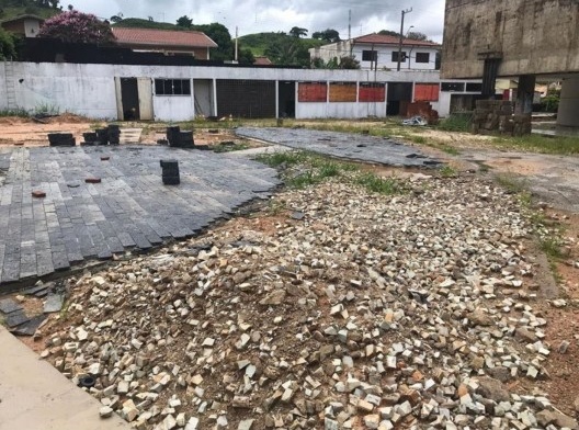 Balneário de Águas da Prata, remoção das pedras portuguesas do piso e dos cobogós nas paredes