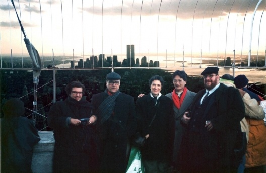 Vera e Carlos Lemos, Nina e Victor Hugo Mori e Mauro Bondi no alto do Empire State, com as torres gêmeas ao fundo, Nova York, 2002