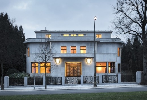 Vista da fachada principal (noite)