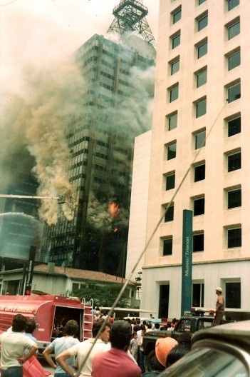 Incêndio no Edifício Grande Avenida em 14 de fevereiro de 1981, na Avenida Paulista, São Paulo