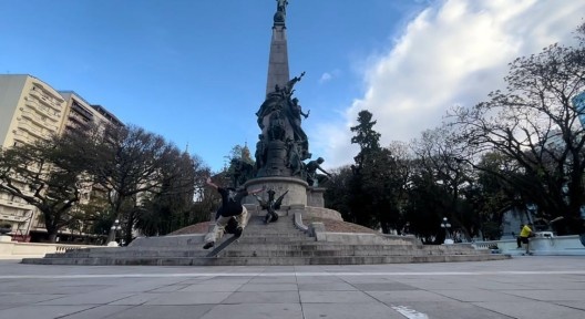 Skatista realizando manobra no solo para ascensão de degraus na praça da Matriz, Porto Alegre RS