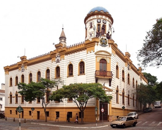 Fachadas carregadas de elementos relacionados a sua origem castrense