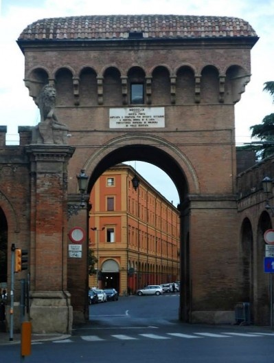 Porta Saragozza, uma das onze portas restantes após a demolição dos muros que cercavam a cidade, Bolonha, 2014