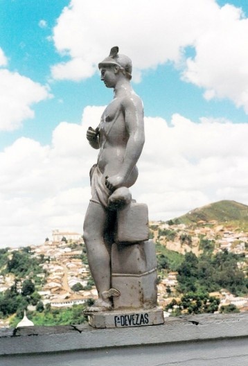 Mercúrio, escultura cerâmica da Fábrica das Devesas, em Ouro Preto, Brasil
