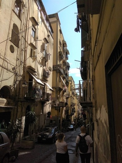 Rua da região do Pallonetto e Santa Lucia, Nápoles, Itália