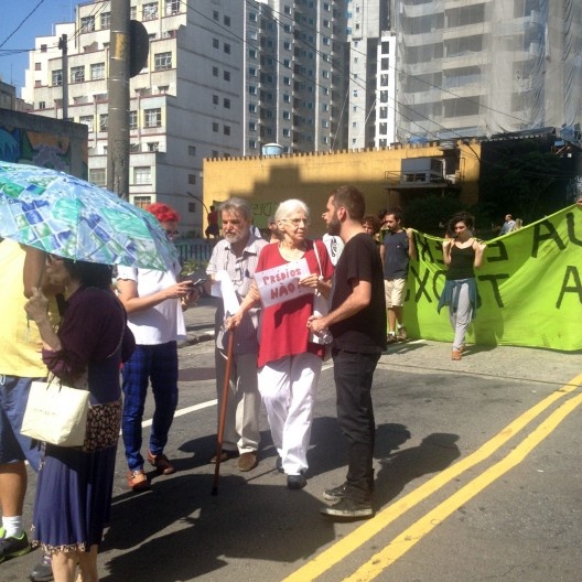 Pessoas de várias faixas etárias participam de manifestação pró Parque Augusta
