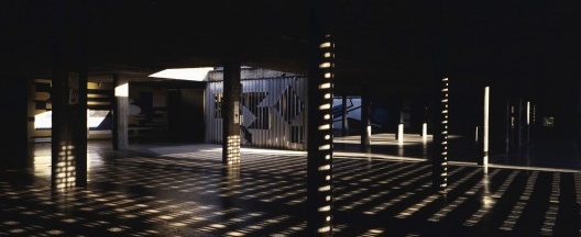 Espaços cobertos e pátios do conjunto cultural. Obra “Positive-negative”, construção em alumínio de Victor Vassarely