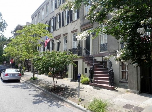 Aspecto da ocupação residencial em um Ward de Savannah, com as escadas no passeio