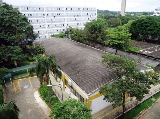 Espaços entre-blocos eliminados e hoje ocupados por novas construções