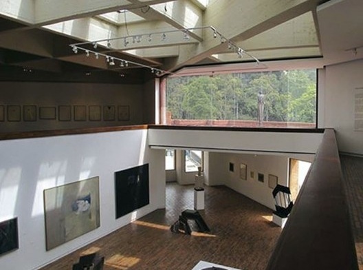 Museu de Arte Moderna de Bogotá – MAMBO, vista para pátio aberto ao parque com esculturas. Arquiteto Rogelio Salmona