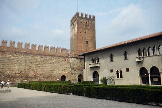 Castelvecchio, jardim entre muros, Verona