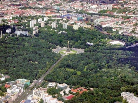 Vista aérea do Tiergarten, com o Hansaviertel ao centro