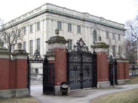 foto 07 – Os portões Van Wickle Gates e a John Hay Library, Prospect Street