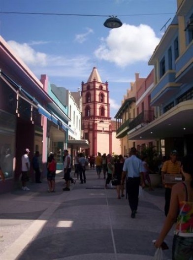Paseo comercial Maceo, perspectiva. Al fondo la iglesia de Nuestra Señora de la Soledad. Camagüey
